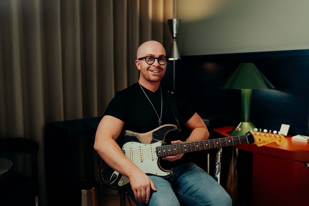 James Anderson mit Gitarre